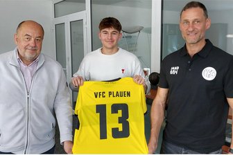 VFC Plauen holt Verstärkung vom VfL Wolfsburg - Der Plauener Neuzugang Melvin Berkemer (Mitte) mit VFC-Aufsichtsratsvize Gunter Reiher (links) und dem Sportlichen Leiter Michael Hiemisch (rechts).