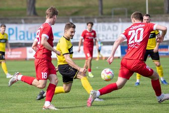 VFC Plauen holt Verteidiger aus der Aufstiegsmannschaft von 2024 aus Schweden zurück - Das Foto vom April 2024 zeigt Valentin Sponer (Mitte) im Heimspiel des VFC Plauen gegen Germania Halberstadt.