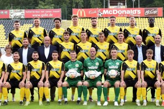 VFC Plauen in der Regionalliga-Saison 2024/25: Kader, Zugänge, Abgänge, Ansetzungen - VFC Plauen, Saison 2024/25, hintere Reihe von links: Daniel Heinich, Kevin Werner, Yanick Abayomi, Can Tanriver, Andi Brahaj, Jasin Jusic, Johann Martynets, Kingsley Akindele; mittlere Reihe von links: Torwart-Trainer Oliver Dix, Trainer Karsten Oswald, Co-Trainer Kevin Brettfeld, Vorstand Petra Dick, Vorstandsvorsitzender Thomas Fritzlar,  Aufsichtsrat Gunter Reiher, Charlie Spranger, Tom Fischer, Max Hertel, Eric Träger, Aufsichtsratsvorsitzender Wolfgang Stark, Vorstand Lennart Schorch, Vorstand Eric Holtschke, Mannschaftsleiter Thomas Sesselmann, Sportlicher Leiter Thomas Popp; vordere Reihe von links: Louis Glaser, Luis Schulz, Tommy Barth, Kyriakos Andreopoulos, Kevin Walther, Fritz Böttcher, Jakob Pieles, Simon Schulze, Max Winter, Tim Limmer, Luis Werrmann, Lucas Will, Alexander Morosow.