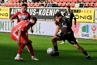 VFC Plauen in Schockstarre: „Wer hätte das vorm Anpfiff gedacht?“ - Paul Kämpfer (rechts) im Duell mit Marios Hauptmann vom Halleschen FC.