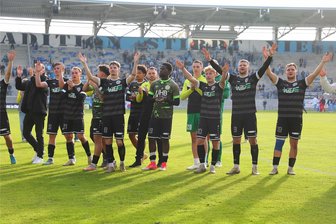 VFC Plauen ist nach Angsthasenfußball bärenstark unterwegs - Chemnitz am Samstag: Spieler des VFC Plauen jubeln über ihren 1:0-Sieg.