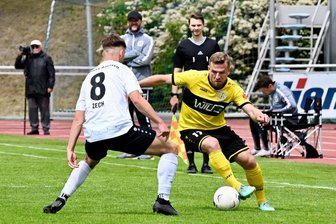 VFC Plauen: Knallertor reicht (noch) nicht zum Aufstieg - Alexander Morosow (rechts) im Zweikampf mit dem Bautzener Karl-Ludwig Zech. Der Vorsprung des VFC Plauen auf den Bischofswerdaer FV ist auf drei Zähler geschrumpft.
