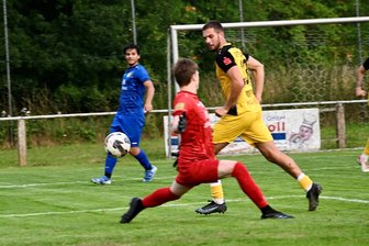 VFC Plauen lässt im vorletzten Testspiel gegen Thüringenligist nichts anbrennen - Tyran Profis (in Gelb) trifft nach feinem Ball von Matheus Beal aus dem Lauf zum zwischenzeitlichen 5:0.