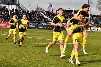 VFC Plauen lässt nach dem Führungstor beim BFC Dynamo zu viele Chancen liegen - Daniel Gerstmayer (Nummer 39) hatte Plauen beim BFC in Führung gebracht und wird von Kapitän Jasin Jusic geherzt. Doch am Ende fuhr der VFC mit leeren Händen heim.