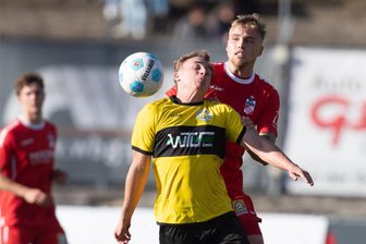 VFC Plauen: Latte verhindert Punktgewinn – Aufbäumen kommt gegen Erfurt zu spät - Augen zu und durch: Fabio Riedl vom VFC (vorn) im Duell mit Ben Luca Moritz.