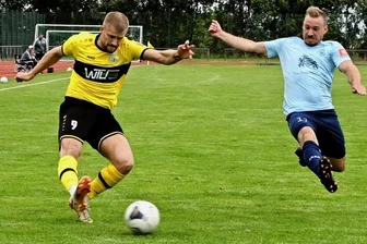 VFC Plauen legt Fehlstart hin - Johan Martynets (links), hier im Duell mit dem Marienberger Clemens Otto, ließ im ersten Saisonspiel einige Möglichkeiten ungenutzt.