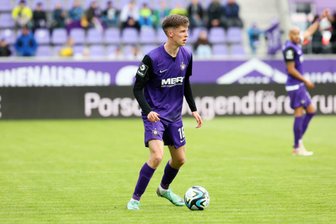 VFC Plauen leiht Mittelfeldspieler des FC Erzgebirge Aue aus - Das Foto zeigt Finn Hetzsch beim Auer Drittligaspiel im April gegen Unterhaching. In der Rückrunde der Saison 2024/25 läuft der 20-Jährige in der Regionalliga für den VFC Plauen auf.