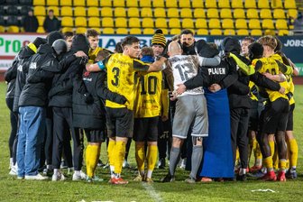 VFC Plauen: Lust statt Leiden als Motto fürs Spiel gegen den FSV Zwickau - Der VFC Plauen schwört sich auf den weiteren Abstiegskampf in der Fußball-Regionalliga Nordost ein. „Wir dürfen uns nicht auseinanderdividieren lassen“, sagt Trainer Karsten Oswald (Bildmitte/gelb-schwarze Mütze).