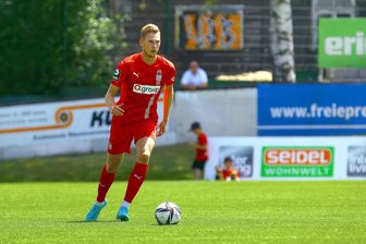 VFC Plauen macht Ex-Profi des FSV Zwickau zum neuen Co-Trainer - Das Foto zeigt Felix Brand im Zwickauer Trikot bei einem Testspiel im Juni 2022 beim VfB Auerbach.