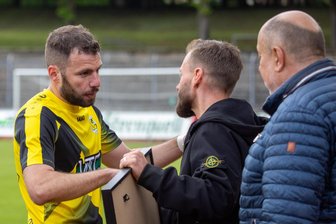 VFC Plauen: Mit welcher Aussage Kyriakos Andreopoulos bei seiner Verabschiedung nochmal bei den Fans punktete - Das Foto zeigt Kyriakos Andreopoulos (links) bei seiner Auswechslung mit VFC-Präsident Thomas Fritzlar (Mitte) und dem Plauener Aufsichtsratschef Gunter Reiher (rechts).