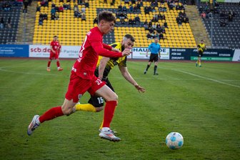 VFC Plauen: Mit zwei verschiedenen Halbzeiten zum Remis gegen Babelsberg - Babelsbergs Tim Maciejewski (rotes Trikot) im Laufduell mit Kyriakos Andreopoulos vom VFC.