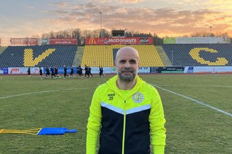 VFC Plauen: Neuer Trainer erwartet bei seiner Heimpremiere einen wütenden Gegner - Sedat Gören hat seit einer Woche im Vogtlandstadion das Sagen. Am Sonntag erlebt er dort gegen Hertha Zehlendorf seine Heimpremiere als Plauener Trainer.