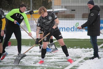 VFC Plauen rutscht beim FSV Schleiz aus: „Mit Fußball hat das wenig zu tun gehabt“ - Das sieht man auch nicht alle Tage: VFC-Verteidiger Eric Träger und seine Mitspieler halfen kurz vor Spielbeginn, den Kunstrasen von den letzten Schneeresten zu befreien.