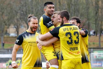 VFC Plauen schießt sich für das Derby in der Fußball-Oberliga warm - Mit zehn gegen elf zum Sieg: Die Plauener bejubeln den Treffer zum 3:0 durch Johan Martynets (Mitte).
