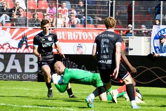 VFC Plauen sendet Lebenszeichen in Erfurt - aber wohl zu spät - VFC-Torhüter Jakob Pieles war in Erfurt einmal mehr der Fels in der Brandung.