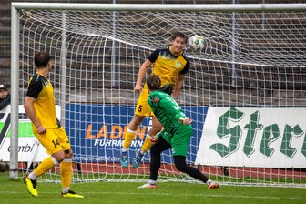 VFC Plauen setzt ein Achtungszeichen in der Vorbereitung und rettet Unentschieden in letzter Minute - Hier betätigt sich Can-Deniz Tanriver (Nr. 5) noch als Retter in der Not für seinen geschlagenen Keeper David Daroczi. In der Schlussminute erzielte Tanriver das Tor zum 3:3-Endstand.