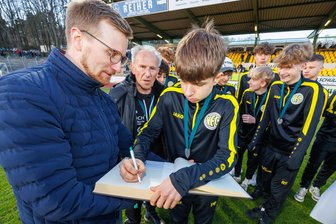 VFC Plauen: So ehrt und so motiviert die Stadt ihre besten Nachwuchsfußballer - Die C-Junioren des VFC Plauen um Trainer Lothar Winczek (Zweiter von links) durften sich ins Gästebuch der Stadt Plauen eintragen. Links Bürgermeister Tobias Kämpf.