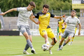 VFC Plauen: So ist die Ausgangssituation vor dem Spiel bei Dauerbrenner Union Sandersdorf - Im Heimspiel gegen Sandersdorf war Matheus Beal (im gelben Trikot) mit dem VFC Plauen nicht über ein 1:1 hinausgekommen.