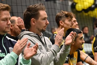 VFC Plauen: So lief der erste Auftritt des neuen Trainers Norman Zschach beim Hallenmasters in Zwickau - Norman Zschach (Mitte) stand am Samstag beim Hallenmasters in Zwickau erstmals als Coach des Männerteams des VFC Plauen an der Seitenlinie.