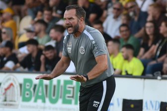 VFC Plauen spendiert seinen Fans beim Sieg 1000 Becher Freibier - Plauens Trainer Karsten Oswald trat in der Vergangenheit immer wieder auf die Euphoriebremse. Doch jetzt sieht er sein Team kurz vor dem großen Ziel Meisterschaft und Aufstieg. Vier Punkte braucht der VFC noch aus zwei Spielen.