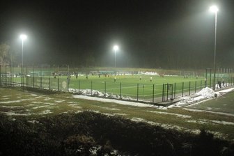 VFC Plauen startet mit Achtungserfolg: So lief das „geheime“ Testspiel bei der BSG Chemie Leipzig - Das in der Halbzeitpause aufgenommene Foto zeigt es: Tatsächlich hatten sich kaum Fans rund um den Kunstrasen eingefunden.