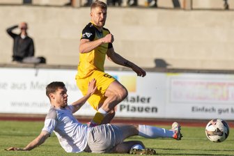 VFC Plauen stellt mit Blitzstart die Weichen und macht Werbung fürs Vogtlandderby - Das frühe 2:0 für Plauen: Johann Martynets schiebt die Kugel an Abwehrspieler Moritz Singbeil (am Boden) und am Torwart vorbei ins Tor.