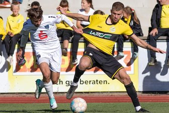 VFC Plauen stürmt an die Tabellenspitze - Johan Martynets (rechts), hier im Zweikampf mit dem Arnstädter Eric Stelzer, brachte die Plauener mit seinen beiden Treffern in der ersten Halbzeit auf Kurs.