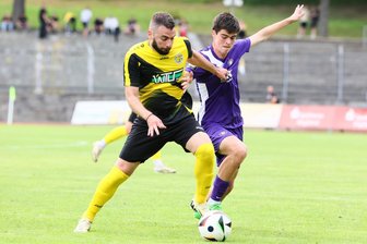 VFC Plauen: Termine für Spiele in Halle und Zwickau stehen fest - Auf VFC-Kicker Kyriakos Andreopoulos (links) und sein Team wartet in der Regionalliga ein hartes Auftaktprogramm. Das Foto entstand beim Testspiel gegen Drittligist Erzgebirge Aue (0:4).