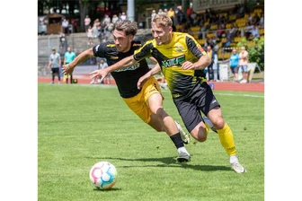 VFC Plauen testet gegen VfB Pausa-Mühltroff zum 100. Jubiläum - Max Winter (rechts) blieb gegen Aue und Bayreuth ohne Tor. Das soll gegen den VfB Pausa-Mühltroff anders werden.