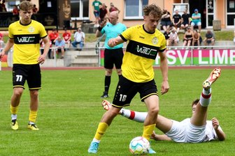 VFC Plauen testet Merkurs Mittelfeldmotor - Manolo Pieschel (am Ball), Mittelfeldmotor des SV Merkur Oelsnitz, erzielte im Test für den VFC einen Treffer.