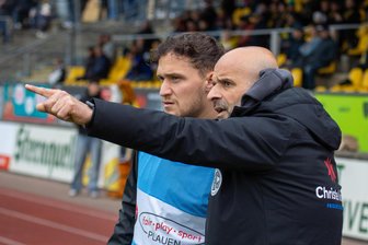 VFC Plauen: Trainer packt Mannschaft vorm Spiel bei Rot-Weiß Erfurt bei der Ehre - VFC-Trainer Sedat Gören (rechts) gibt Lucas Will vor dessen Einwechslung gegen Luckenwalde Anweisungen mit auf den Weg.