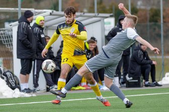 VFC Plauen und VfB Auerbach fast im Gleichschritt: Was bei den Testspielen am Samstag aufgefallen ist - Der Plauener Angreifer Paul Kämpfer (links) wird hier im Vorwärtsgang von RFC-Kicker Julien Pascal Knappe (rechts) gestört.