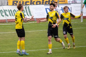 VFC Plauen verabschiedet sich mit einem Unentschieden aus der Regionalliga - Der Plauener Torschütze Eric Träger freut sich mit Daniel Gerstmayer und Max Winter (von links nach rechts) über den Ausgleich.