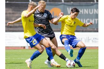 VFC Plauen verdirbt Lok Leipzig die Generalprobe - Der Plauener Torschütze Johann Martynets (Mitte) versucht sein Glück gegen die Lok-Spieler David Grözinger (links) und Mingi Kang.