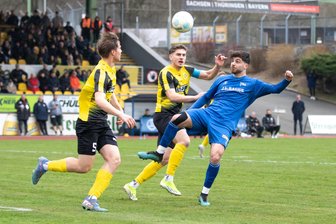 VFC Plauen verliert mit Kopfbremse auch gegen Hertha Zehlendorf - Der Berliner Yoldas Cenker (rechts) kann in dieser Szene den Ball gegen VFC-Kapitän Jasin Jusic und Can-Deniz Tanriver (links) behaupten.