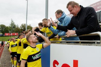 VFC Plauen vor drei Kracherspielen: Wie der Aufsteiger auch neben dem Platz in der Regionalliga ankommen will - Nach Siegen wie dem 2:0 im letzten Heimspiel gegen Greifswald macht das Abklatschen mit den Fans natürlich besonders viel Spaß. Hier bedanken sich Alexander Morosow (vorn) und seine Teamkameraden des VFC Plauen beim Anhang für die Unterstützung.