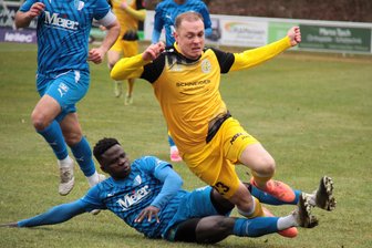 VFC Plauen vorm Pokalspiel bei Stahl Riesa: „Wir wissen, dass es eklig wird“ - Louis Glaser (hier im Spiel beim SC Heiligenstadt) stellt sich mit dem VFC Plauen auf harte Gegenwehr am Samstag bei Stahl Riesa ein.