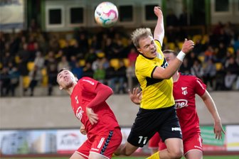 VFC Plauen wacht zu spät auf und verliert das Kellerduell - Das tat weh: Der VFC Plauen um Luis Werrmann bekam im Kellerduell der Regionalliga gegen Meuselwitz drei Tore eingeschenkt.
