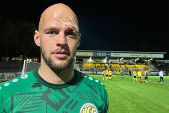 VFC Plauen: Warum der erste Saisonsieg für den Torwart eine blutige Angelegenheit war - Jakob Pieles war nach dem Spiel deutlich vom Zusammenstoß mit dem Berliner Torschützen Dion Ajvazi gezeichnet.