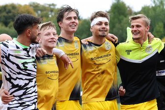 VFC Plauen: Warum der Sieg im Pokalspiel gegen den FC Eilenburg für den Kapitän eine blutige Angelegenheit war - Jubel beim VFC Plauen: Karl Pischon, Lenny Plank, Can-Deniz Tanriver, Kapitän Valentin Sponer und Maurice Wagner (von links) feierten mit den Fans das Weiterkommen im Pokal.