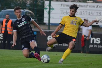 VFC Plauen: Warum sich der Trainer über die Verpflichtung von Paul Kämpfer freut - In der Vorsaison noch Kontrahenten, nun Teamkameraden: Paul Kämpfer (rechts im Trikot des VfB Auerbach) und VFC-Abwehrspieler Tom Fischer (links).