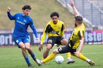 VFC Plauen: Was der Präsident zur Talfahrt und zum Trainerwechsel sagt - VFC-Kicker Kyriakos Andreopoulos (rechts) wirft sich hier in den Schuss von Hertha Zehlendorfs Louis Wagner (links). Am Mittwoch geht es für die Plauener Regionalliga-Fußballer 19 Uhr bereits mit dem Heimspiel gegen den SV Babelsberg weiter.