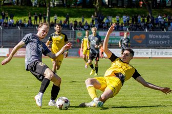 VFC Plauen: Was geht da noch in Richtung Fußball-Regionalliga? - Eric Ganime (r.) und seine Teamkameraden vom VFC Plauen wollen sich auch in den letzten drei Saisonspielen voll ins Zeug legen. Links im Bild: Louis Schmidt vom VfB Auerbach.