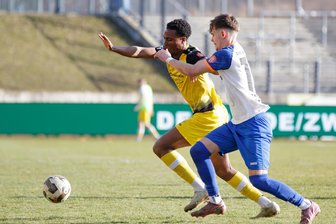 VFC Plauen: Wer in Rudolstadt in den Kader zurückkehrt und wer langfristig ausfallen wird - VFC-Stürmer Isaac Eichie (links) schied im Heimspiel gegen Krieschow nach nur 13 Minuten Spielzeit verletzt aus. Jetzt steht die Diagnose fest.