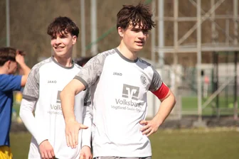 VFC Plauen: Wer kommt, wer geht? – Zu- und Abgänge vor der Saison 2026/27 im Überblick - Der VFC Plauen hat seinen bisherigen A-Jugend-Kapitän Leonard Krantz (im Vordergrund) für 2026/27 mit einem Vertrag für die erste Männermannschaft ausgestattet.