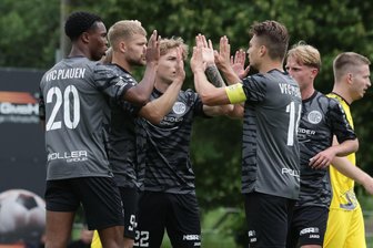 VFC Plauen: Wie aus einer zähen ersten Halbzeit am Ende noch ein Zehnerpack im Fußball-Sachsenpokal wurde - Die Fußballer des VFC Plauen konnten sich am Sonntagnachmittag zufrieden abklatschen. Die Pokalaufgabe in Glauchau wurde souverän gelöst.