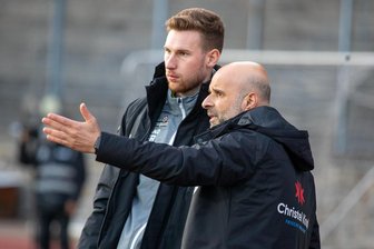 VFC Plauen: Wie der Trainer seine ungewöhnliche Auswechslung beim 0:0 gegen den SV Babelsberg erklärt - Cheftrainer Sedat Gören vom VFC Plauen (rechts) berät sich mit seinem neuen Co-Trainer Felix Brand.