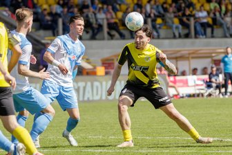 VFC Plauen: Wie sich der zähe Abstiegskampf in der Fußball-Regionalliga für den Kapitän anfühlt - Augen zu und durch? VFC-Kapitän Daniel Heinrich (rechts) dürfte es tatsächlich egal sein, wie der angestrebte Sieg am Samstag zustande kommt. Hauptsache, die drei Punkte bleiben in Plauen.