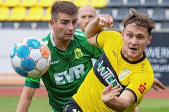 VFC Plauen will den Fluch brechen - VFC-Stürmer Lucas Will (rechts) steht mit 19 Treffern auf dem 2. Platz der Torschützenliste. Im Hinspiel hinderte ihn beim 1:1 auch Rudolstadts Konrad Schneider an einem Treffer.