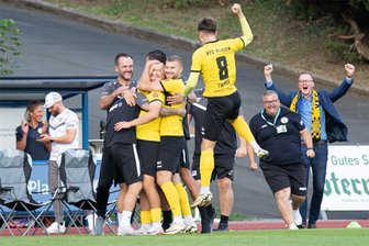 VFC Plauen: Wird hier der nächste „Volltreffer der Woche“ bejubelt? - Nach seinem spektakulären Führungstor wurde Lucas Will am Freitagabend von seinen Mitspielern fast erdrückt.